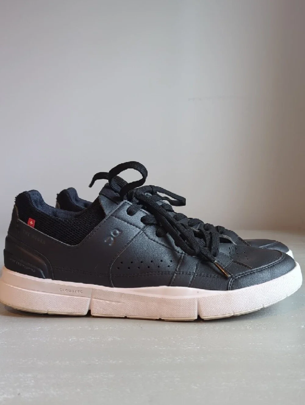 On Running The Roger Black Leather Sneakers size 9 Women's Tennis